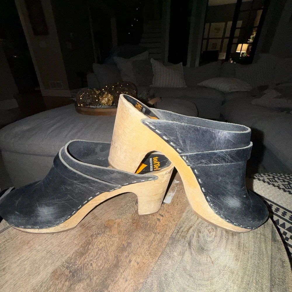 Swedish Hasbeens Black and Tan Mules - Picture 1 of 5